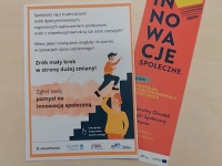 Ulotki informacyjne promujące innowacje społeczne.