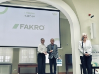 Główną nagrodę dla FAKRO odbiera Iwona Majoch, kierowniczka ds. zrównoważonego rozwoju