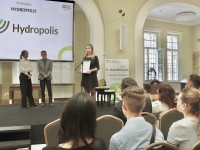 W imieniu firmy Hydropolis nagrodę za zdobycie III miejsca odbiera Anna Drwięga